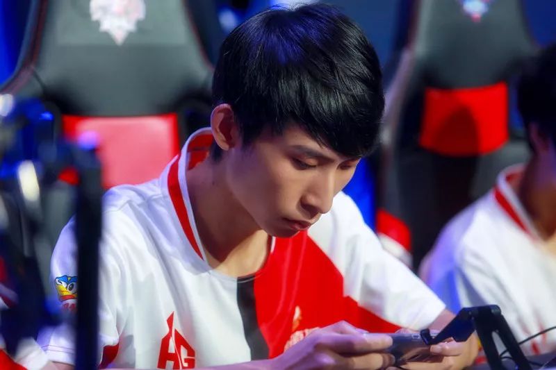 限制参与谈